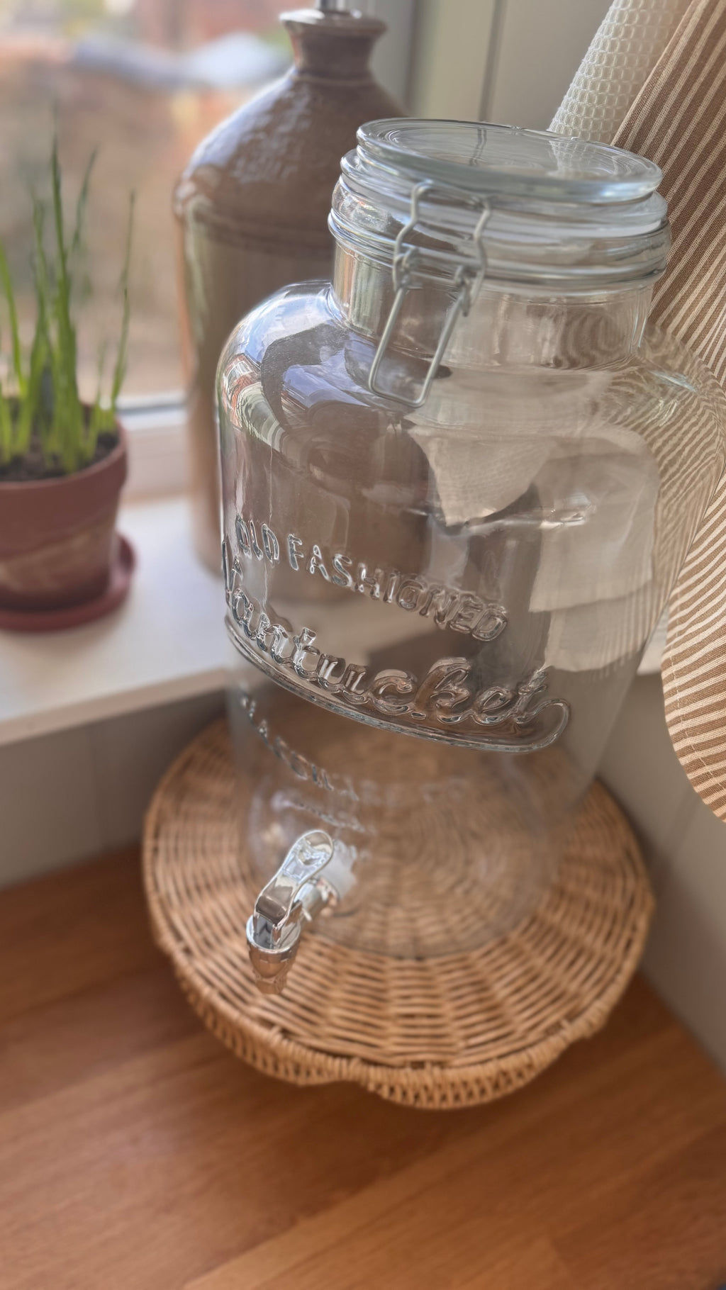 Glass Drinks Dispenser With Tap