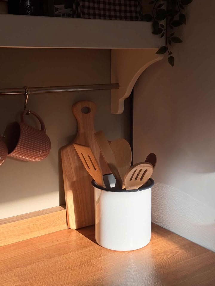 Enamel Utensil Holder